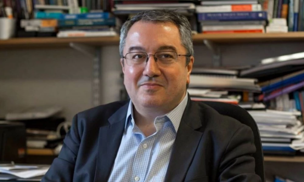 Μόσιαλος: Καμία θρόμβωση εγκεφάλου στην Βρετανία από το εμβόλιο